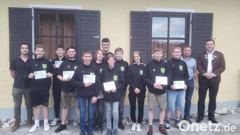 Die erfolgreichen Jungschützen (von links) Schützenmeister Christian Reichl, Leopold Käß, Timo Stich, Bastian Ach, Jonathan Imhof, Elia Thoma, Vinzent Käß, Toni Plödt, Lukas Fischer, Emma Wieder, Stefan Kallmeier, Noah Leicht, Jugendleiter Anton Vogl und Sportleiter Stefan Kummer. Bild: adj