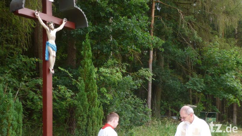 Auf Initiative der Weiherer Dorfgemeinschaft wurde das „Rote Kreuz“ am Blaubergweg restauriert. Der Abschluss der Sanierung wurde mit einem von Stadtpfarrer Johann Hofmann zelebrierten Feldgottesdienst, der Segnung des Kreuzes und einem gemütlichen Beisammensein gefeiert. Bild: u