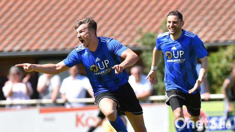 Nico Argauer (links) erzielte in der abgelaufenen Saison 14 Treffer für die SpVgg SV Weiden, wurde mit ihr Meister in der Landesliga Mitte und stieg mit ihr in die Bayernliga auf. Zur neuen Saison kehrte er nun zum SC Luhe-Wildenau in die Bezirksliga zurück. Archivbild: A. Schwarzmeier