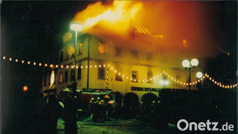 Am 12. Dezember 1989 brach wegen Brandstiftung ein großes Feuer im Möbelhaus Gleißner am Marktplatz aus. Bild: Möbelhaus Gleißner/exb