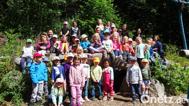 Fröhliche Gesichter beim Waldtag des Regenbogen-Kindergartens. Bild: njn