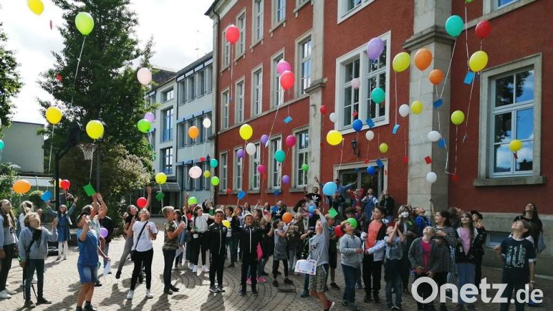 Beim Schnuppernachmittag am Luisenburg-Gymnasium stiegen auch bunte Luftballons mit Wünschen fürs neue Schuljahr in den Himmel. Bild: Manuela Borkowski/exb