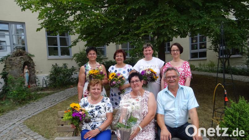 Ehrungen standen im Marienheim auf der Tagesordnung (hintern von links): Ekaterina Wolf, Elena Merkel, Sylvia Wering und Pflegedienstleiterin Susanne Frey. Vorne von links: Ursula Slominski, Elisabeth Fertsch und Heimleiter Wolfgang Rattai. Bild: Daniela Donhauser/exb