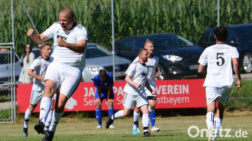 Marco Mehltreter (links) vom Aufsteiger TSV Dieterskirchen hat allen Grund zum Jubeln: Seine Mannschaft gewann bei der SG Pertolzhofen/Niedermurach mit 2:0. Bild: Mark