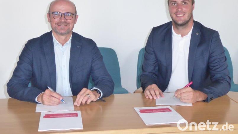 Erster Bürgermeister Maximilian Beer unterzeichnet im Beisein von Maximilian Schulz von der Telekom den Ausbauvertrag. Bild: Birgitta Pittner/exb