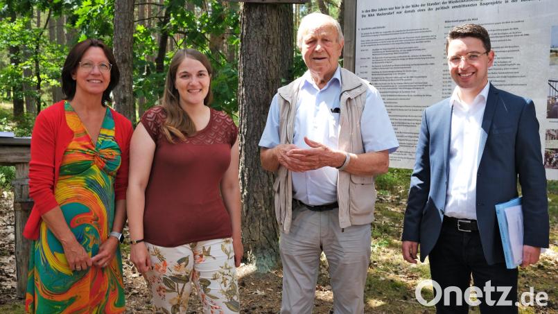 Altlandrat Hans Schuierer (Zweiter von rechts) und SPD-Landesvorsitzende Ronja Endres (Zweite von links) sind sich am Samstag am Franziskusmarterl im Taxöldener Forst zum ersten Mal persönlich begegnet. Mit dabei waren der wiedergewählte SPD-Kreisvorsitzende Peter Wein (rechts) und seine Stellvertreterin Karin Frankerl (links). Bild: Hirsch