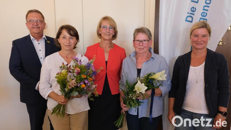 Im Beisein von Bürgermeister Martin Preuß (links) und Sabine Schröther vom Kreisjugendamt (rechts) ehrte Brigitte Breitfelder (Mitte) Mitarbeiterin Christa Schuster (Zweite von links) und Bärbel Grützner (Zweite von rechts). Bild: usc