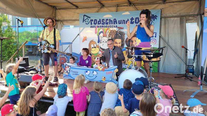 Beim einem fulminanten Konzert begeisterten &quot;Rodscha aus Kambodscha&quot; (links) und &quot;Tom Palme&quot; (rechts) die zahlreichen Kinder und deren Eltern. Bürgermeister Richard Tischler (knieend rechts) und Kindergartenleiterin Gabi Schönberger (knieend links) musste auf der Bühne in der Badewanne &quot;Edith&quot; Platz nehmen. Bild: hir
