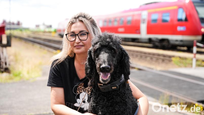 Marina Osowski und Charlie am Bahnhof in Weiden. Bild: Gube, Marina