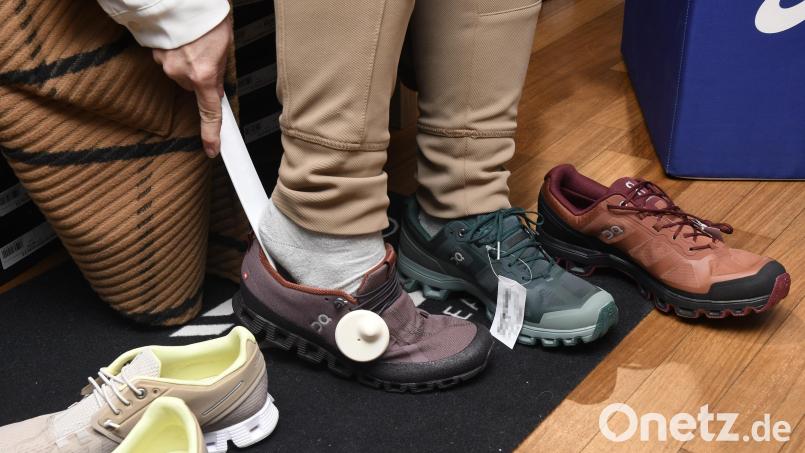 Schuhe im Online-Shop ansehen, aber im Laden probieren und dort auch kaufen. Diese Variante wird offenbar immer beliebter. Bild: Petra Hartl