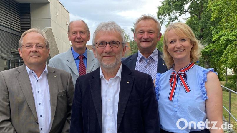 Roman Sorgenfrei (Mitte) ist neuer Lions-Präsident. Ihm zur Seite stehen als Vize Martina Lampier (rechts), Clubmaster Walter Brey (Zweiter von rechts) und Schatzmeister Hans Klug (links). Mit im Bild Siegfried Rossmann, der Gründungspräsident des Clubs. Bild: Völkl/exb