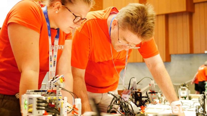Jugendliche tüfteln bei der World Robot Olympiad. Bild: TechniK Begeistert e.V.