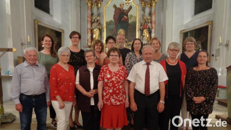 Treue Chorsänger wurden ausgezeichnet. Emma Hildebrand (vorne Dritte von links) ist seit 60 Jahren dabei. Rechts daneben Berta und Hans Bock. Bild: amö