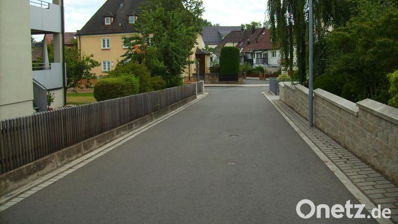 Einen Gehsteig gibt es in der Tulpenstraße nicht, was einen Verkehrsüberwacher nicht hinderte, kostenpflichtige Verwarnungen wegen &quot;Parkens auf dem Gehsteig&quot; auszufertigen. Bild: bjp