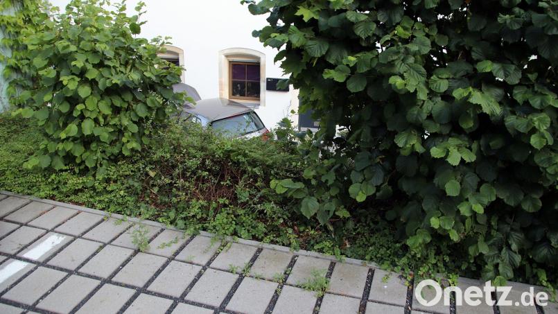 In Eschenbach ist ein Auto über einen Parkplatz eine Böschung hinunter gerutscht. Der Fahrer kam ins Krankenhaus. Bild: jma