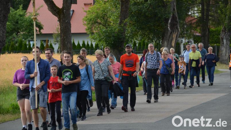 Mit den Ministranten und Kaplan Alexander Ertl (Dritter von links) voraus pilgerten die Teilnehmer von Vohenstrauß nach Moosbach zur Wieskirche. Dort feierten sie einen Wallfahrtsgottesdienst. Bild: dob