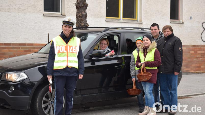 Die Ortsverkehrswacht Trausnitz will Sicherheit im Straßenverkehr. Mit Aktionen macht sie die Menschen aufmerksam – wie etwa im Bild mit einer Oster-Überraschung unter anderem von Vorsitzendem Johann Danzl und Stellvertreter Gerhard Hausknecht (rechts). Bild: bnr
