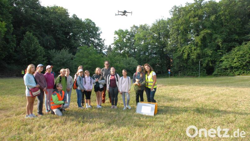 Die "Draußenklasse" der Mittelschule Kümmersbruck suchte gemeinsam mit dem Verein Rehkitzrettung eine Wiese auf dem Mariahilfberg ab, ehe diese gemäht wurde. Auch eine Drohne kam dabei zum Einsatz. Bild: pop