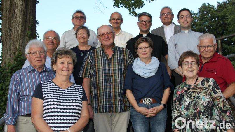 Das Vorstandsteam des neuen KAB-Kreisverbands Amberg-Sulzbach mit (vorne von links) Paul Wied, Jochen Weiß, Gabi Büttner, Gisela Illner, Franz Hirmer, Hildegard Zimmer-Sperl, Hermine Knauer und Martin Paulus sowie (hinten von links) Peter Pilz, Josef Kotz, KAB-Präses Pfarrer Michael Jakob und sein Stellvertreter Dieter Gerstacker. Diözesanpräses Stefan Rödl gratulierte. Bild: ads
