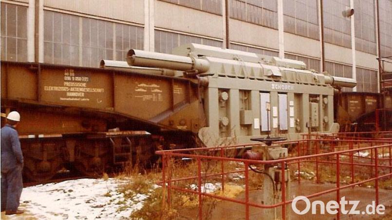 Die Anlieferung des 289 Tonnen schweren Trafos für Block D des Bayernwerks musste vor 50 Jahren zweimal erfolgen. Mangelnde Sorgfalt hatte im Werk zu einem Unfall geführt, bei der die Maschine nach 600 Kilometer Bahntransport nur wenige Meter vor ihrem Ziel beschädigt wurde. Archivbild: Wickles/exb