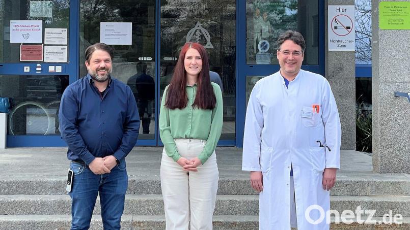 Freuen sich über die Verstärkung durch Christina Schäffer: Pflegedienstleiter Steffen König (links) und Arztlicher Direktor Dr. Christian Glöckner (rechts). Bild: Jana Humrich/exb