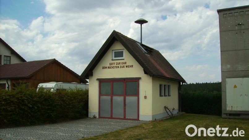 Der baufällige Schlauchturm ist bereits passé. Nun wollen Feuerwehr Hessenreuth und Stadt Pressath gemeinsam an die Planung eines neuen Gerätehauses gehen. Bild: bjp