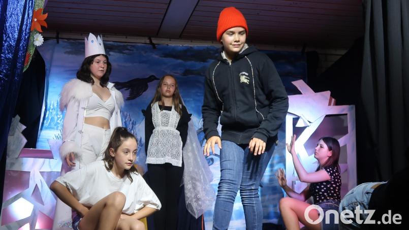 Die Schneekönigin zeigt Kai ihre Trophäensammlung. Bild: Kunz