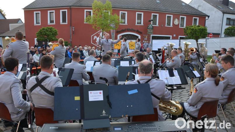 Professionelle Musikerinnen und Musiker der Bundeswehr bilden den starken Klangkörper des Heeresmusikkorps Veitshöchheim mit ihrem Dirigenten Roland Kahle. Das Bild entstand bei einem Gastspiel 2018 in Konnersreuth. Archivbild: jr
