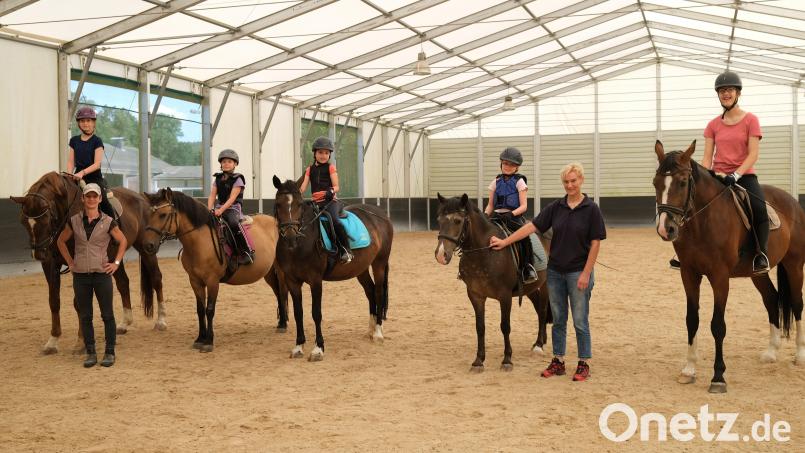 Die Reit- und Sportgemeinschaft Stulln bildet aktuell 70 Kinder aus. Jugendwartin Daniela Heubl (stehend, links) und Schatzmeisterin Margit Gerber (stehend, rechts) koordinieren die Trainingsstunden. Bild: Hirsch