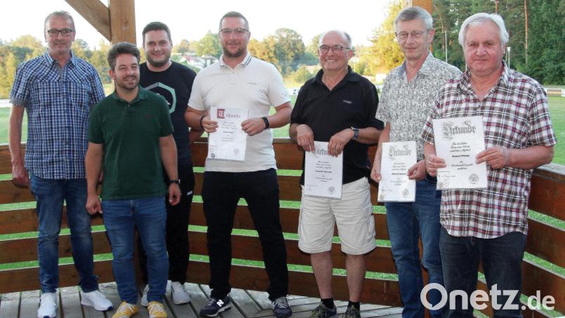 Urkunden für langjährige Treue zum SV Schönhaid erhielten (von rechts) Robert Thoma, Wilhelm Konrad, Joachim Fürnrohr und Jürgen Kunz. Vorgestellt wurde von SV-Vorsitzendem Konrad Burger (links) der neue Trainer: Alexander Hegen (Dritter von links). Mit im Bild Wiesaus Zweiter Bürgermeister Michael Dutz (Zweiter von links). Bild: wro