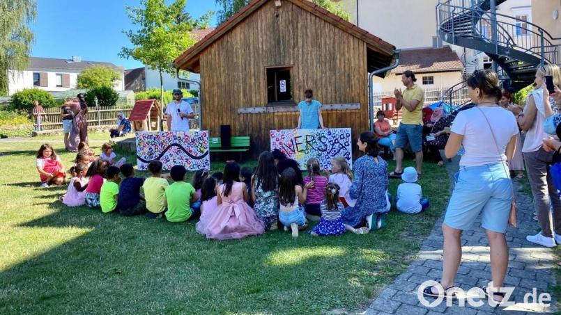 Hunderte Besucher kamen zum integrativen Sommerfest vom Stadt und Pfarrei. Auf Leinwänden konnten die Gäste ihre Fingerabdrücke hinterlassen. Bild: Elke Reinhart/exb