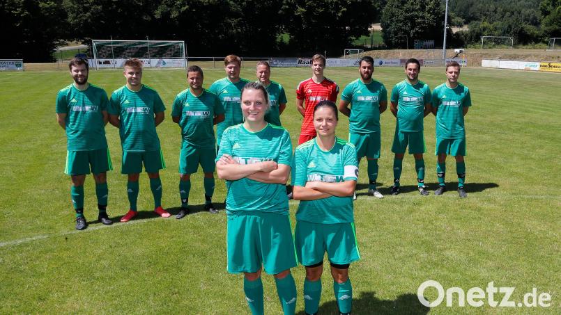 Sandra Pfannenstein (vorne links) und Jessica Eckl (rechts) vom FC OVI-Teunz in der Oberpfalz sind die ersten beiden Frauen in Deutschland, die ein offizielles Pflichtspiel in einem Männer-Team bestritten. Bild: Fabian Fruehwirth