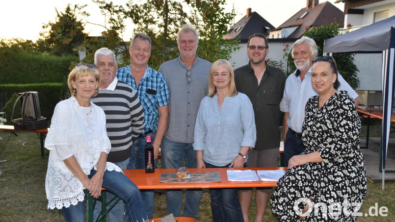 Die Verbindungsstadträtinnen Gabi Laurich (links) und Stefanie Sperrer (rechts) ziehen beim Heimatring-Gartenfest die Quiz-Sieger. Thomas Ertl (Dritter von links) ist dabei mit den meisten richtigen Antworten außen vor. Bild: hcz
