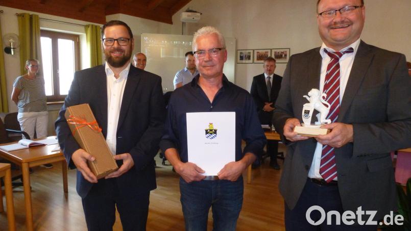 Abschied und Neubeginn: Bürgermeister Uwe König dankt Helmut Wurzelbacher und gratuliert seinem Nachfolger Thomas Lederer (von rechts). Bild: bk