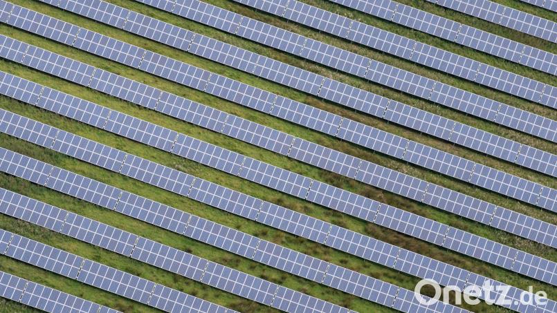 Die Reuther Gemeinderäte beschlossen einen Leitfaden für Investoren von Freiflächen-Photovoltaikanlagen. Symbolbild: Daniel Reinhardt/dpa