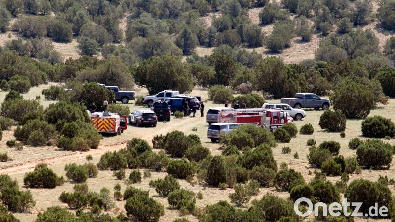 Ermittler und Ersthelfer versammeln sich an der Absturzstelle eines Hubschraubers in der Nähe von Las Vegas, New Mexico. Bild: Adolphe Pierre-Louis/The Albuquerque Journal via AP/dpa