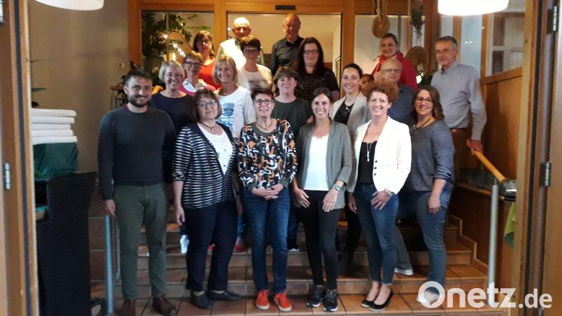 Beim OGV wurde neu gewählt (vorne, von links): 1. Reihe: Hubert Ott, Rita Schmiedl, Ulrike Heldmann, Carolin Plata, Susanna Deierl, Candy Mösner; 
 2. Reihe: Susanne Reinwald, Maria Schanderl, Maria Scharl, Mathilde Heldmann, Susanne Graf, Stefanie Richter, Michael Dittmann; 3. Reihe: Heidi Flierl, Rosemarie Meier, Christine Raps, Peggy Richter; 4. Reihe: 2. Bürgermeister von Freudenberg, Franz Weiß und Bürgermeister von Kümmersbruck, Roland Strehl. Bild: rst