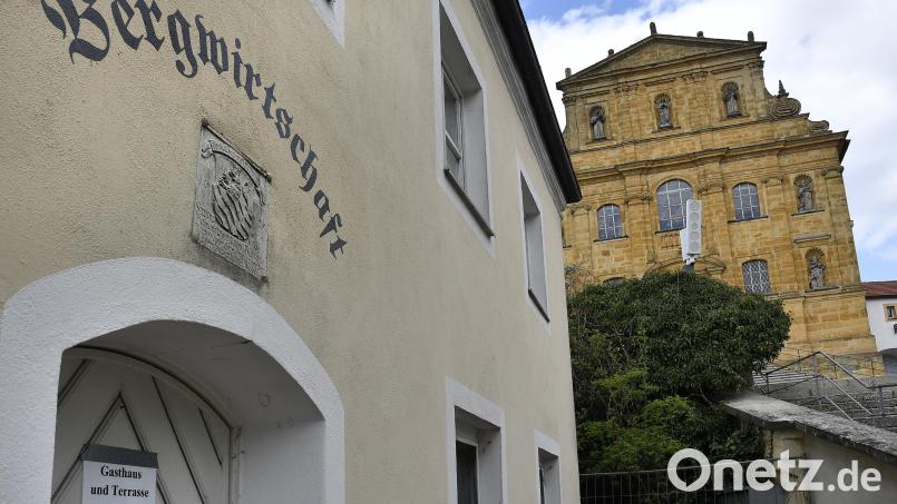 Wirtshaus und Kirche. Zwei Dinge, die für viele Menschen zusammengehören. Franz Mertel, Kirchenpfleger, erklärt, warum die Kirchenstiftung die Wirtshaussanierung aus der Hand geben musste. Dekan Markus Brunner warnt vor dem Verlust eines "geistlichen Zentrums". Bild: Petra Hartl