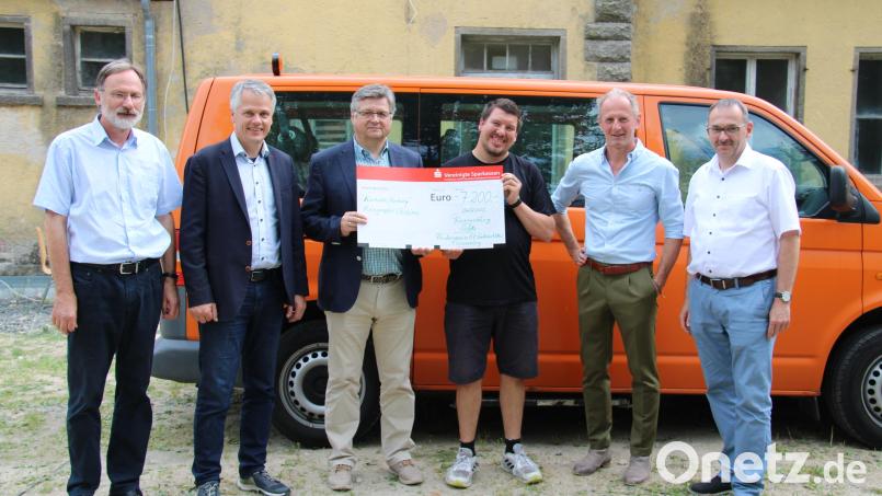 7200 Euro an Spenden sammelte der Förderverein der KZ-Gedenkstätte Flossenbürg mit Vorsitzendem Dekan Karlhermann Schötz (Dritter von links), Café-Mitarbeiter Alfons Thoma (Vierter von links), Kassier Alexander Sailer (rechts) und Bürgermeister Thomas Meiler (Zweiter von links) für das Hilfsnetzwerk für Überlebende der NS-Verfolgung in der Ukraine. Bei der symbolischen Scheckübergabe war auch Prof. Dr. Jörg Skriebeleit &#039;(Zweiter von rechts), der Leiter der KZ-Gedenkstätte dabei. Bild: prh