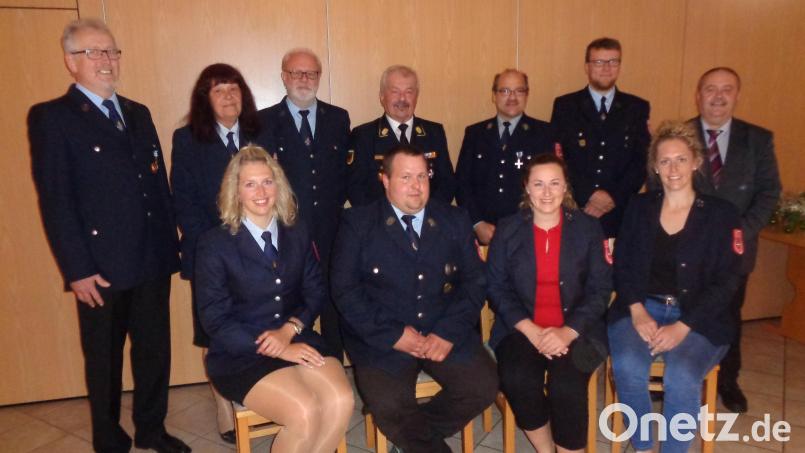 Der alte zusammen mit dem neuen Vorstand der Feuerwehr Gebenbach-Kainsricht (hinten von links): Karl Erb, Elfriede Hirmer, Jürgen Schneider, Kreisbrandrat Fredi Weiß, Gerhard Wisneth, 2. Kommandant Christian Weber, Bürgermeister Peter Dotzler sowie (vorne von links) Annette Schöpf, 1. Kommandant und neuer 1. Vorsitzender Georg Wisneth, Stefanie Wisneth und Maria Schöpf. Bild: dpe