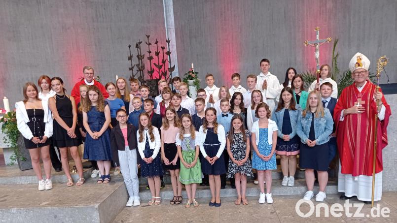 Die 34 Firmlinge gruppierten sich mit Stadtpfarrer Bernd Philipp, den Ministranten und Weihbischof Dr. Josef Graf zum Erinnerungsbild. Bild: fpoz