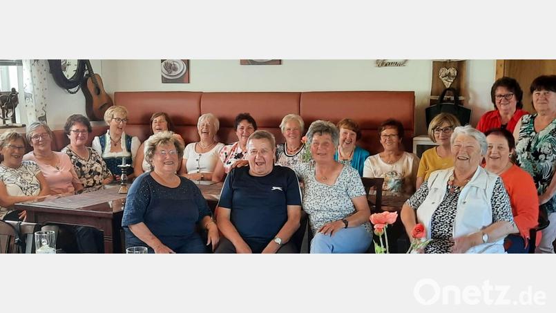In gemütlicher Runde feiern die Damen der Frauenfreizeit-Gruppe ihr 15-jähriges Bestehen. Bild: gi