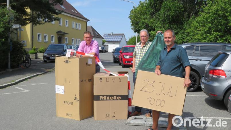 Bürgermeister Ernst Schicketanz, Berater Klaus Stiefler und Dr. Klaus Zeitler erklärten plastisch, wie die Bürgerbeteiligung durchgeführt wird. Bild: adj