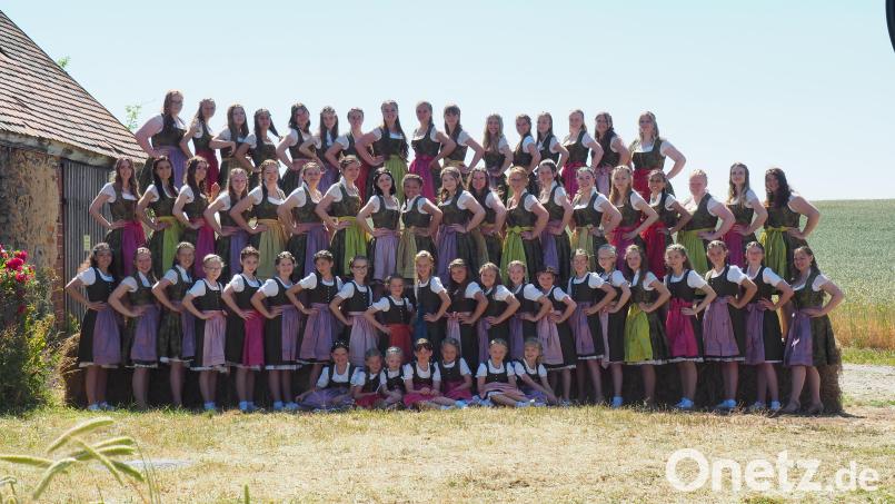 66 Festdamen, darunter 24 Kinder, präsentieren in ihren Festdirndln die Gemeinde Kirchendemenreuth beim fünften Heimatfest. Gefertigt wurden die maßgeschneiderten Dirndln von Damen-Schneidermeisterin Eva-Maria Enslein. Bild: ils