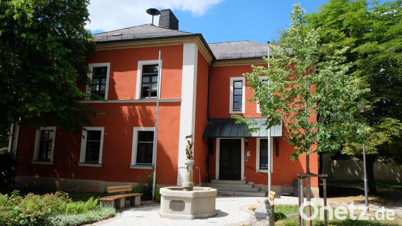 Im Alten Schulhaus sollen die bisher als Wohnungen genutzten Erdgeschossräume Vereinszwecken dienen. Details soll ein Sanierungskonzept bringen. Bild: do