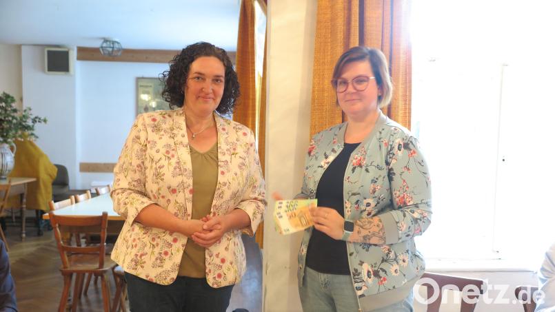 FU Kreisvorsitzende Tina Zeitler (links) übergab Sandra Dostler eine Spende in Höhe von 350 Euro für Donum Vitae. Bild: jzk