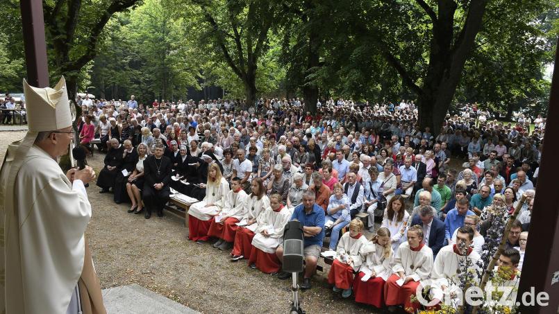 Bischof Rudolf Voderholzer spricht auf diesem Bild im Juli 2019 vom Freialtar zu Tausenden Gläubigen. Drei Jahre ist das her, in der Zeit ist viel passiert – zum Beispiel Corona, aber auch eine bislang ungekannte Austrittswelle in der katholischen Kirche. Ob nun in der bevorstehenden Festwoche wieder so viele Gläubige in den Gottesdienst gehen? Archivbild: Petra Hartl