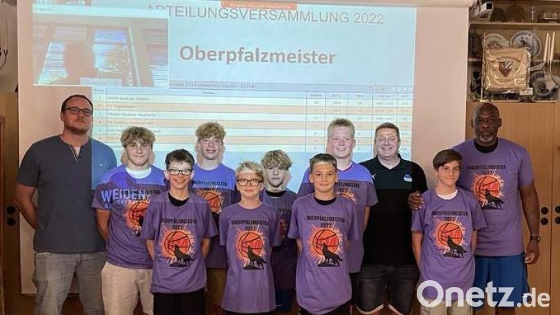 Besonders geehrt auf der Jahreshauptversammlung der Abteilung Basketball des TB Weiden wurde die U14männlich mit Trainer Jonny Griffin, die ungeschlagen Oberpfalzmeister wurde. Bild: pta