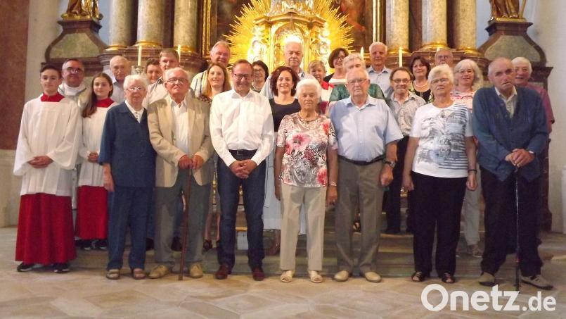 Alle Jubelpaare waren der Einladung des Pfarrgemeinderates Ensdorf zur Feier des Ehejubiläums gefolgt. Bild: tra