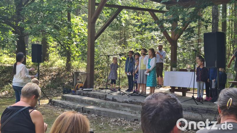 Nach zwei Jahen Corona-Pause konnte der Kinderchor unter Leitung von Susanne Stark wieder den Waldgottesdienst mitgestalten. Bild: sei